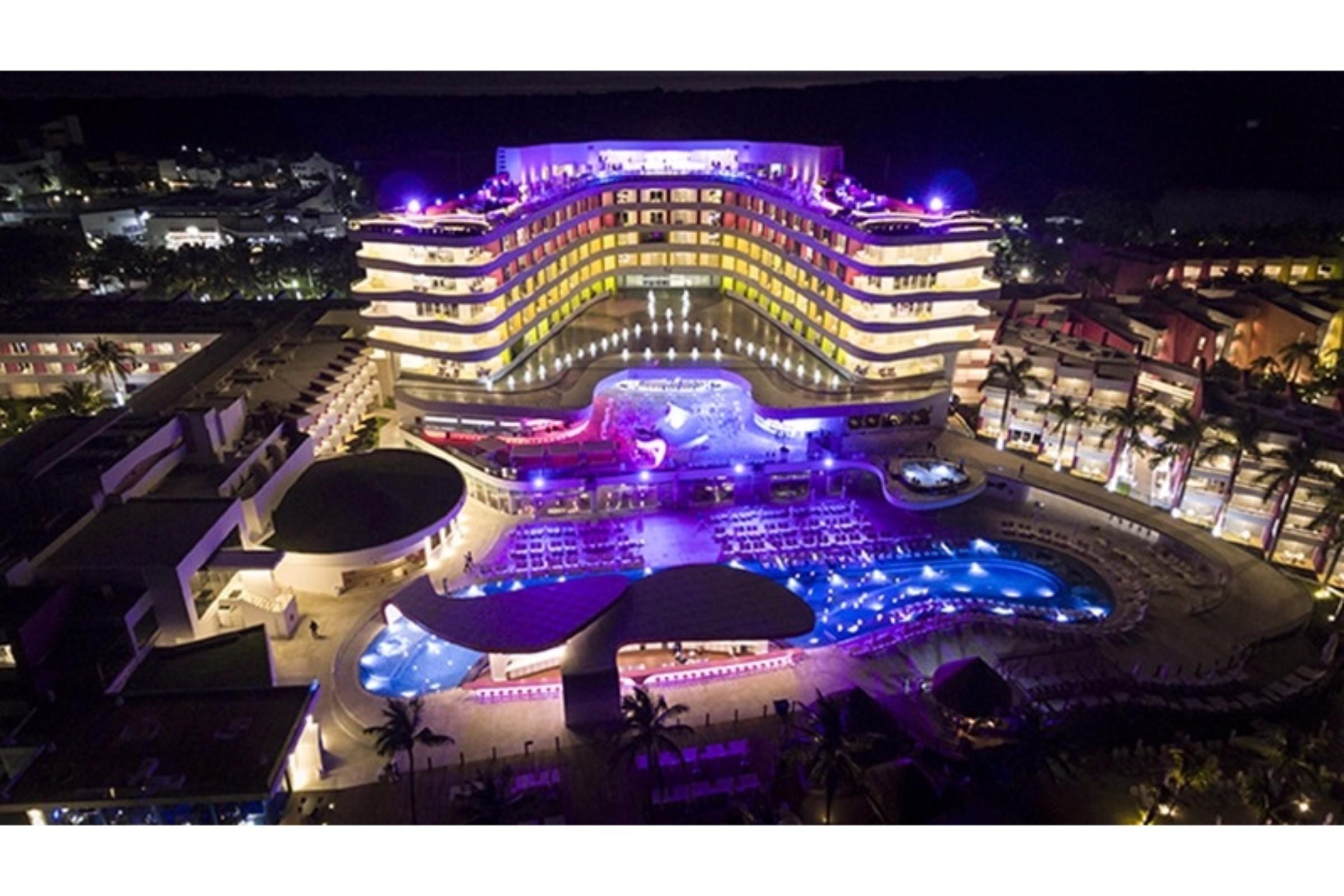 Temptation Cancun Resort (Adults Only) Esterno foto The resort at night