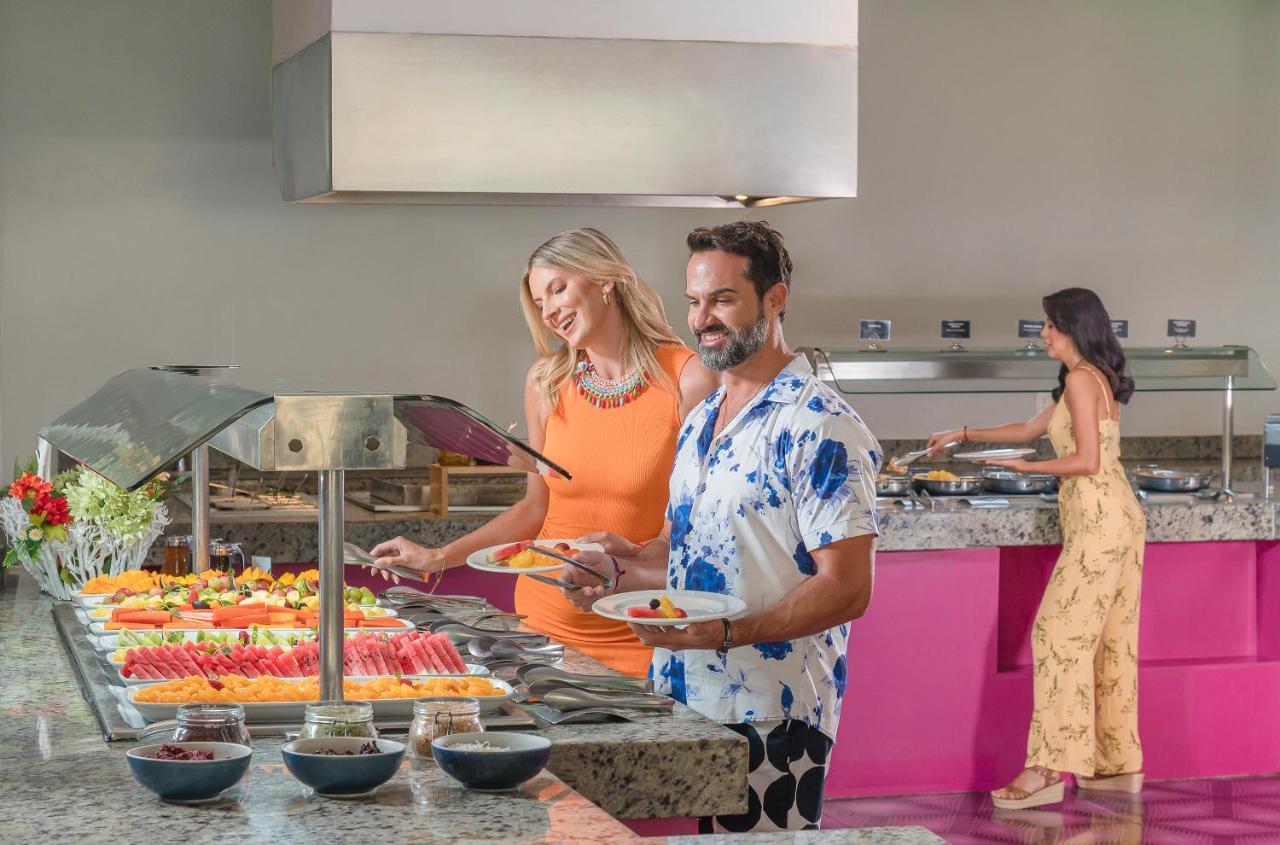 Temptation Cancun Resort (Adults Only) Esterno foto Buffet at a resort