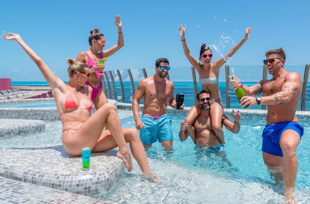 Temptation Cancun Resort (Adults Only) Esterno foto The pool party at the hotel