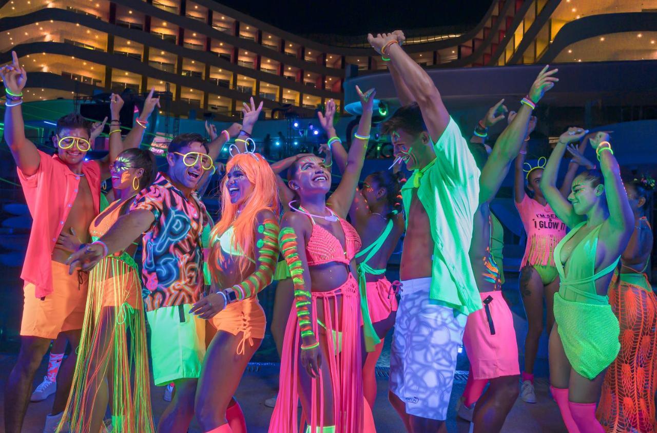 Temptation Cancun Resort (Adults Only) Esterno foto A pool party at Hard Rock Hotel & Casino Punta Cana
