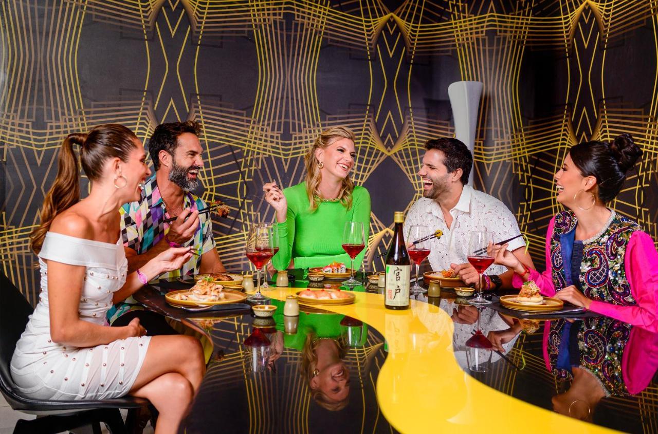 Temptation Cancun Resort (Adults Only) Esterno foto Guests enjoying a meal at the restaurant