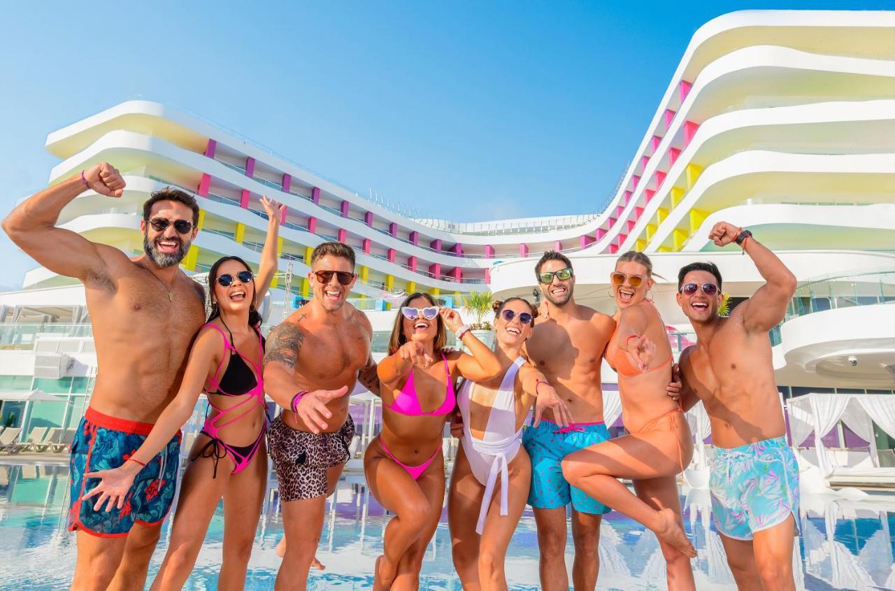 Temptation Cancun Resort (Adults Only) Esterno foto The pool party on board of MSC SEASIDE