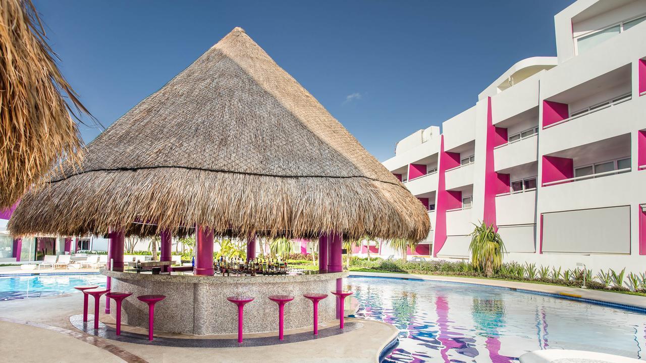 Temptation Cancun Resort (Adults Only) Esterno foto The swim-up bar at the Hard Rock Hotel Cancun