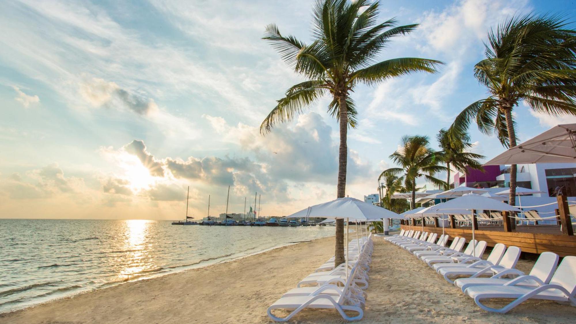 Temptation Cancun Resort (Adults Only) Esterno foto Sunset at the beach