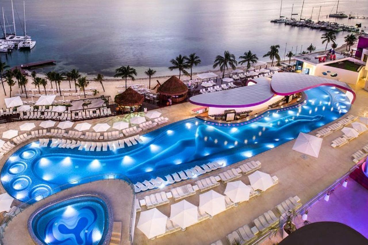 Temptation Cancun Resort (Adults Only) Esterno foto The pool at the Grand Palladium Hotel